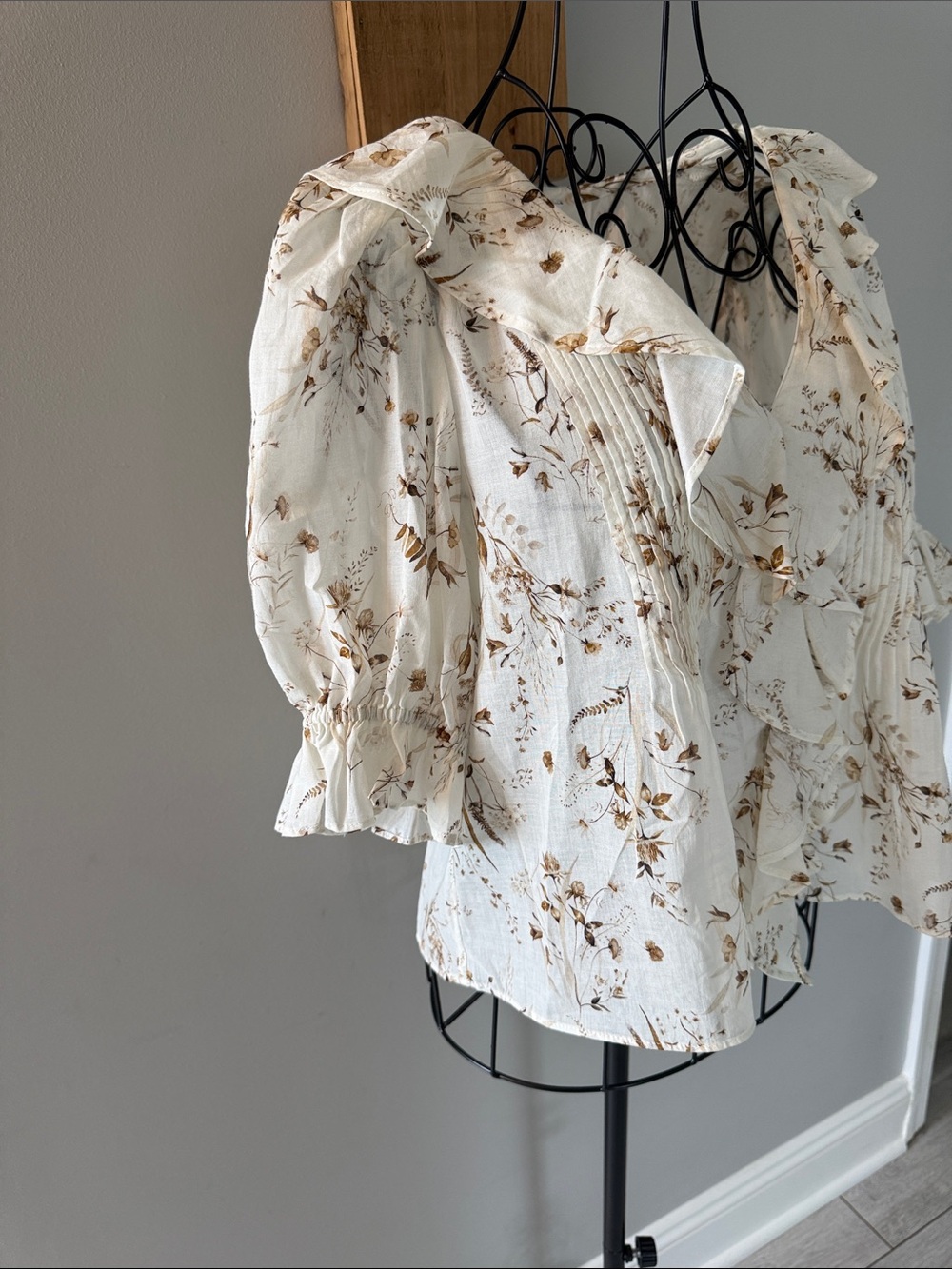 Women's Cream Floral Ruffle V-Neck Blouse, XS, NWT - Picture 4 of 9
